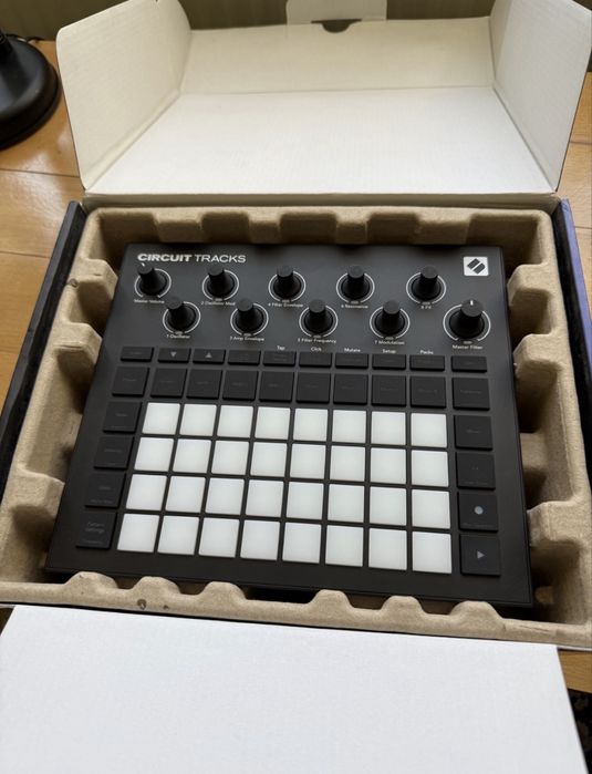 Novation Circuit Tracks, Groovebox, Synth, Sequencer, Drum