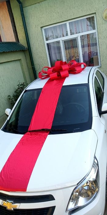 Avto moshinaga aredaga qizil  lentali bantik