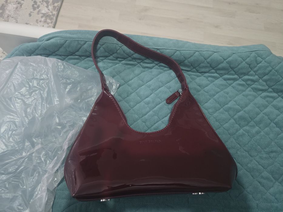 Сумочка лакированная бордо