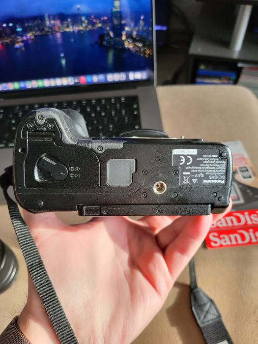 Panasonic Gh5 с две батерии и три мемори карти