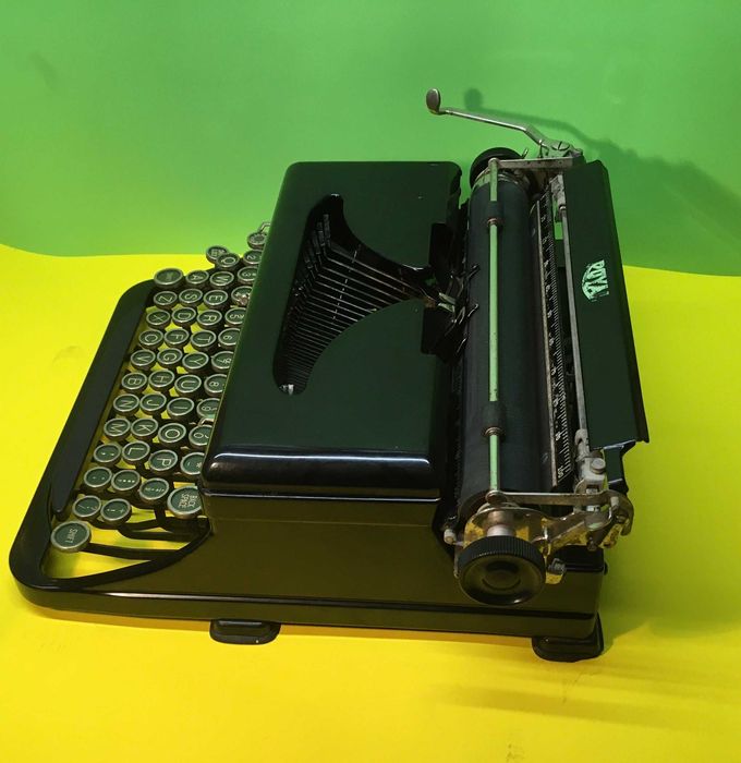 Винтидж пишеща машина Royal Portable Модел O 1934 г. Работеща !