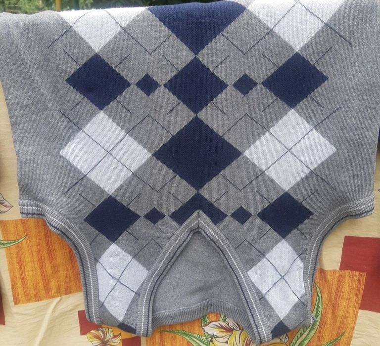 Продам жилетки и свитера для мальчика