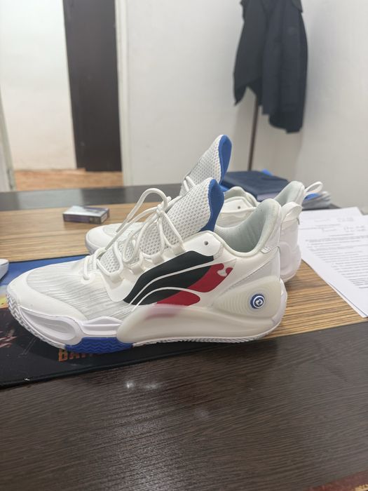 Кроссовки новые белые удобные