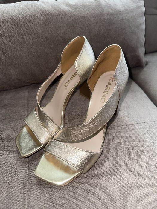 Златисти сандали на висок ток