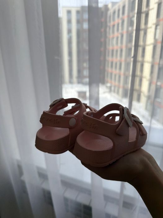 Продам сандалии garvalin