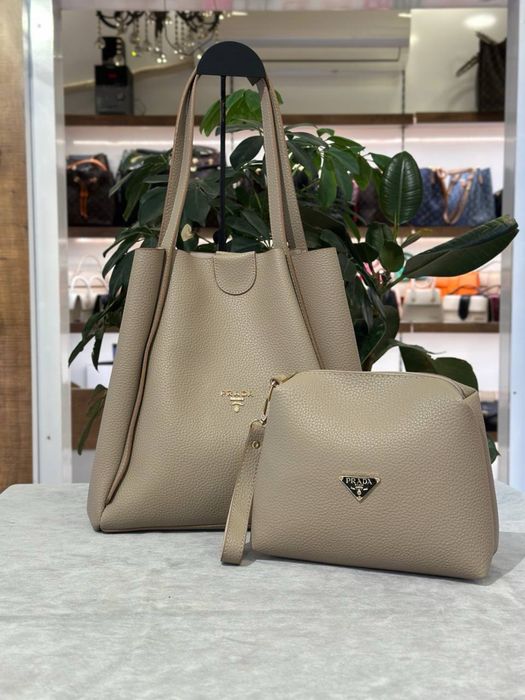 Geanta Prada noua !!! Dimensiuni 34/30 !!!