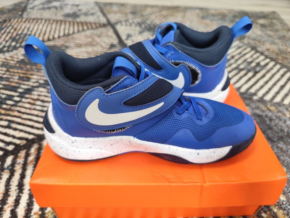 Продавам детски маратонки модел-Nike team hustle D11.