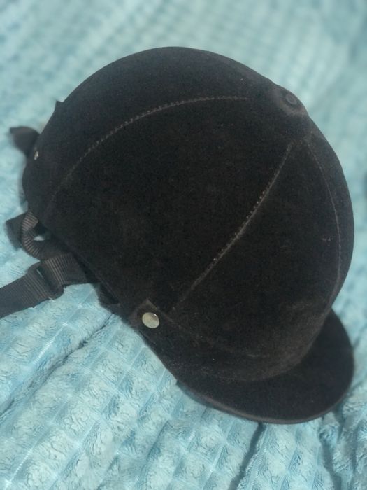 Шлем для верховой езды на лошади