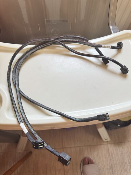 Cablu SFF-8643 Mini SAS SATA si alte variatii de SFF