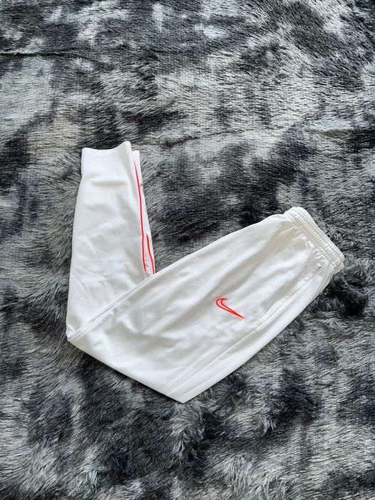 Бял спортен анцуг Nike Dri-fit