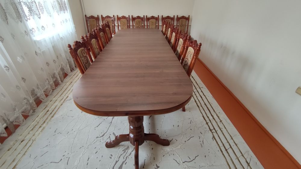 Стол со стульями