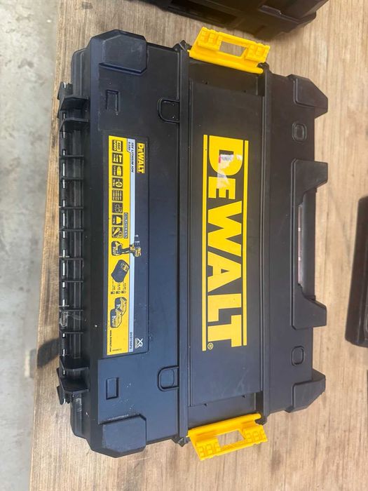 Кутии за инструменти DEWALT