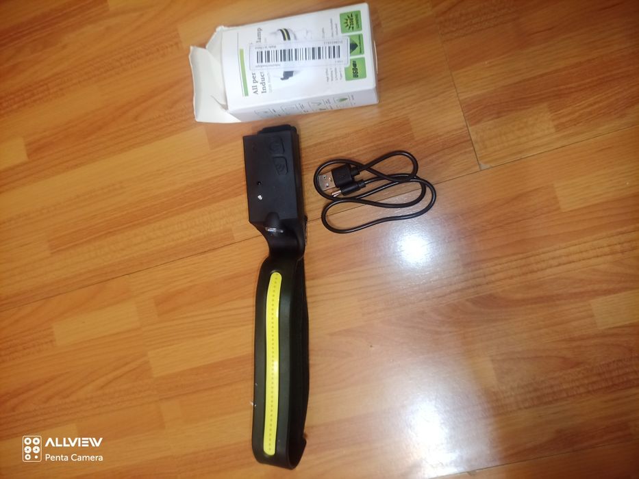 Vând lanterna de cap cu 2 becuri și senzor de miscare