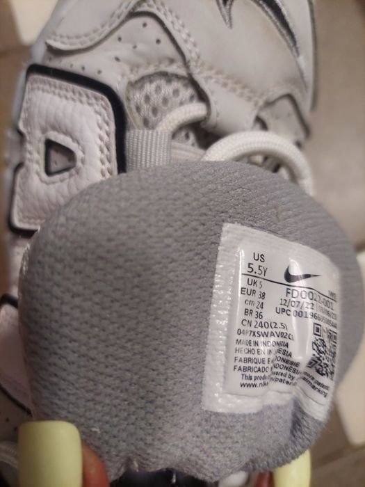 Adidasi NikeVând adidași Nike, mă apasă pe os...