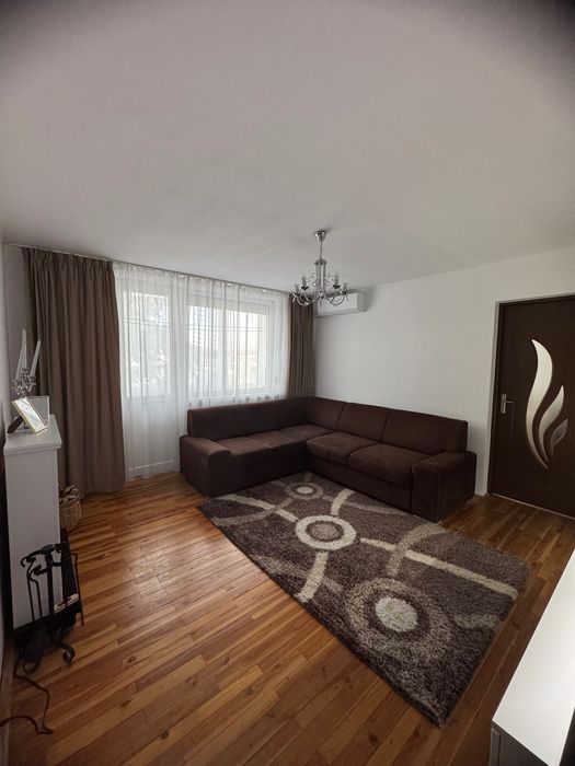 Vand apartament 3 camere in Aleşd bloc B5, Zona pietonala