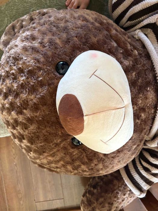 Большой плюшевый медведь