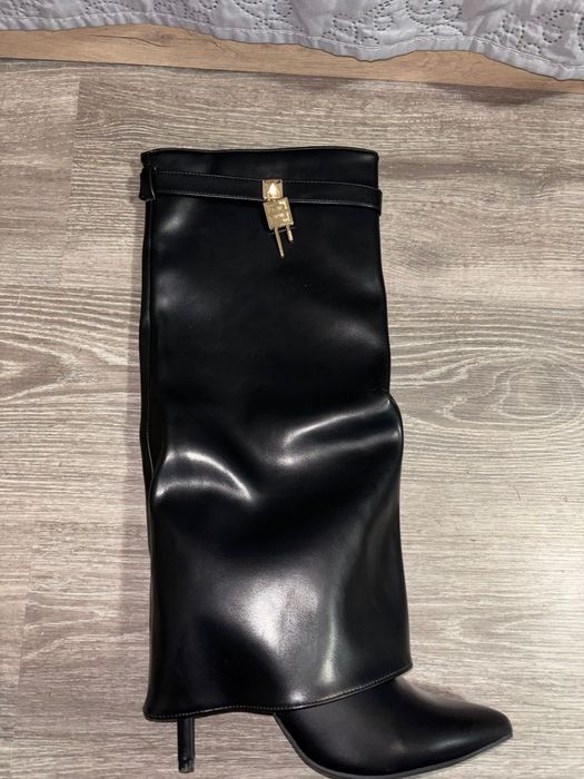 Vând cizme negre elegante