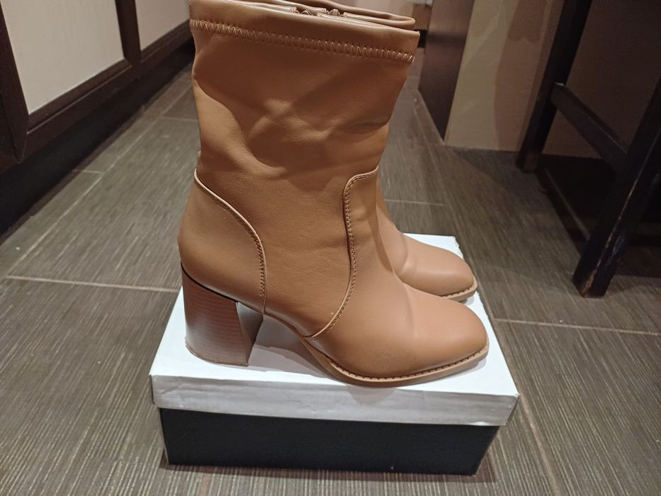 Продавам пролетни боти