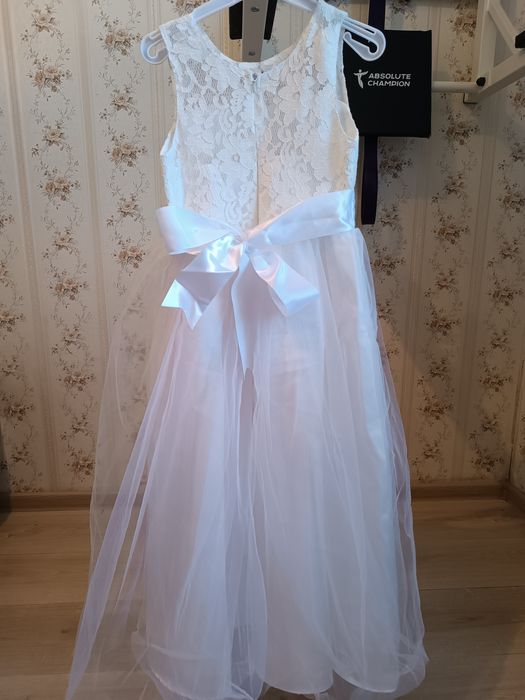 Продам платье на девочку 5-7 лет