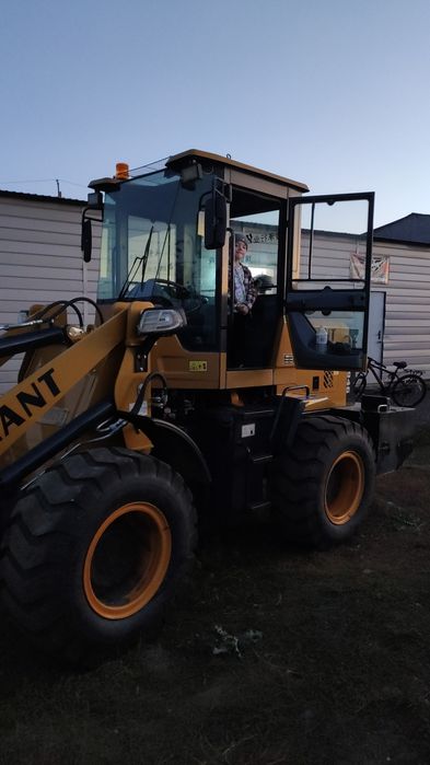 Продаю погрузчик объём ковша 1 куб