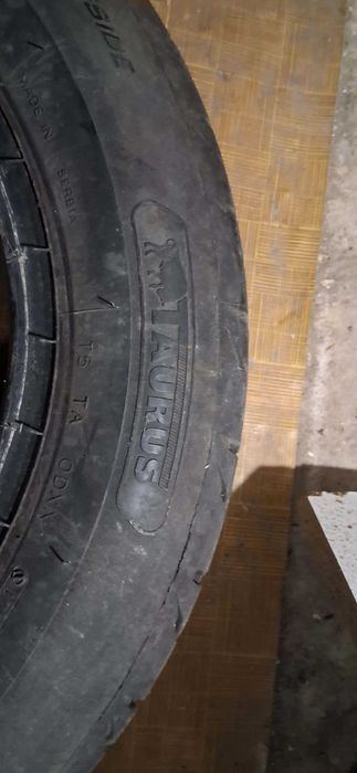 15 и 14 и 13 гуми с джанти.Също така и запазени седалки