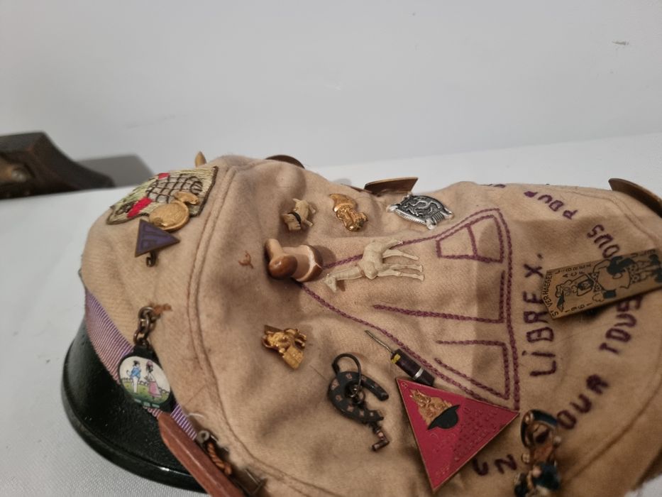 Toca studenteasca belgiana ULB, anii 1960, decorata cu insigne