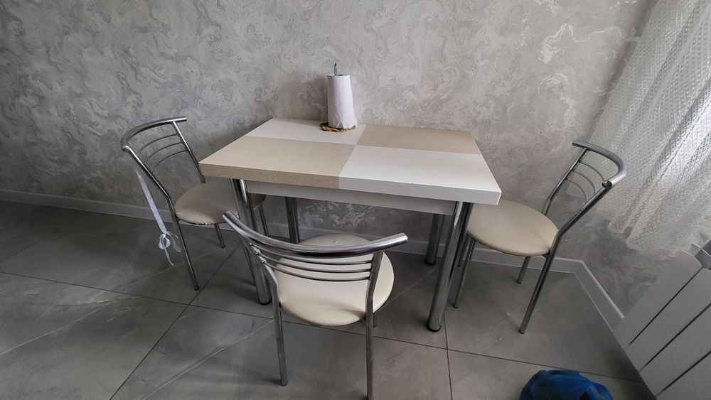Кухонный стол с 4 стульями