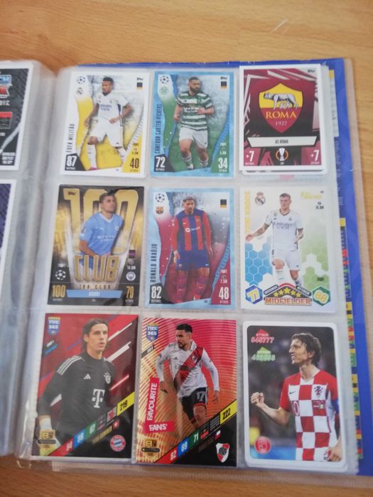 Продавам албум с футболни карти