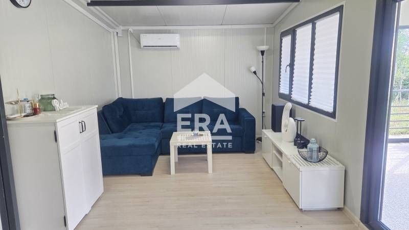 Обзаведена къща (тип сглобяема) с двор и голяма веранда за продажба в