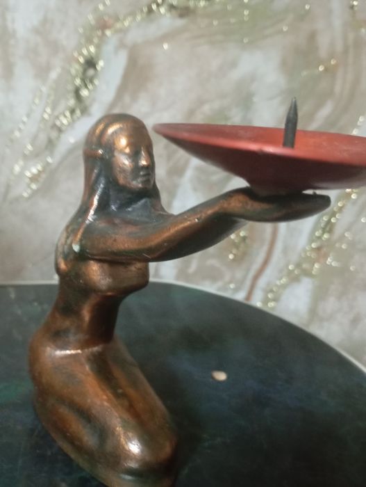 Продается бронзовая статуэтка