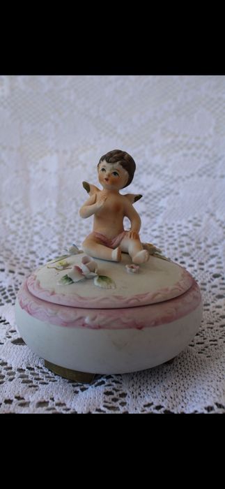 Порцеланова кутийка за бижута