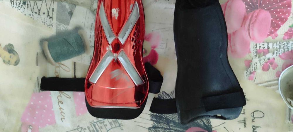 щитки футбольные