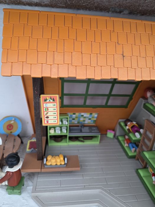 Игрушечный гостевой домик с бассейном