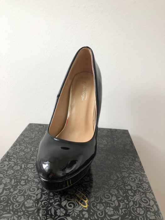 Елегантни обувки на ток