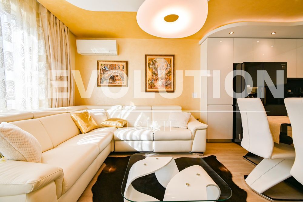 Дава се под наем Тристаен апартамент в София, Център - 119 кв.м за 1200 € - Снимка #1