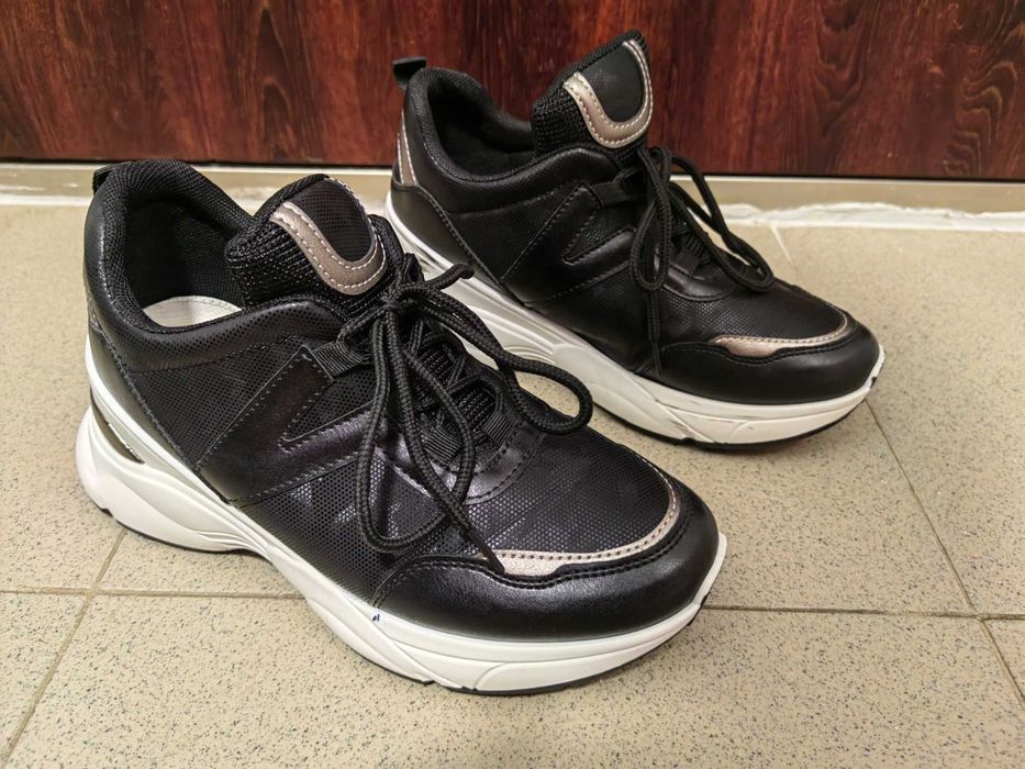 Черни маратонки с връзки