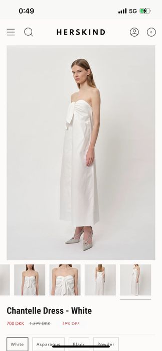 Бяла рокля от плътен памук голи рамене