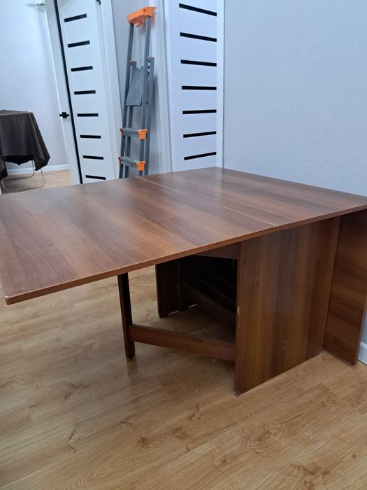 Продам стол трансформер на 10 персон.