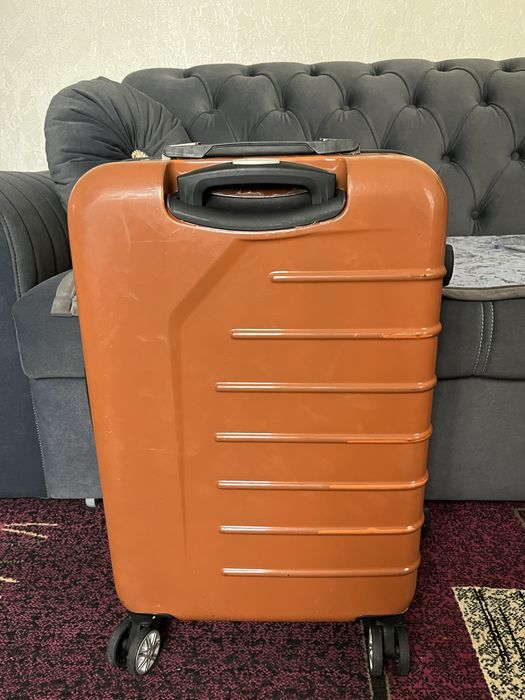 Чемодан среднено размера