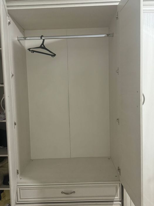 Шкаф белый большой