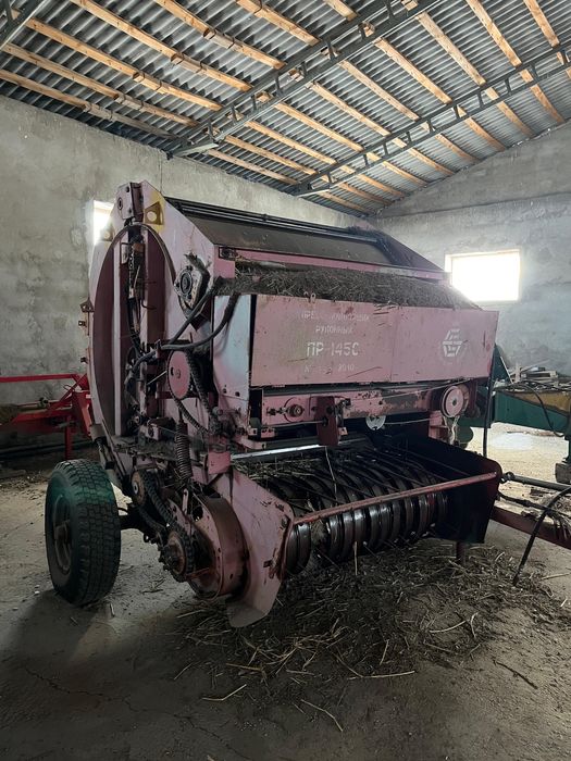 трактор и пресс