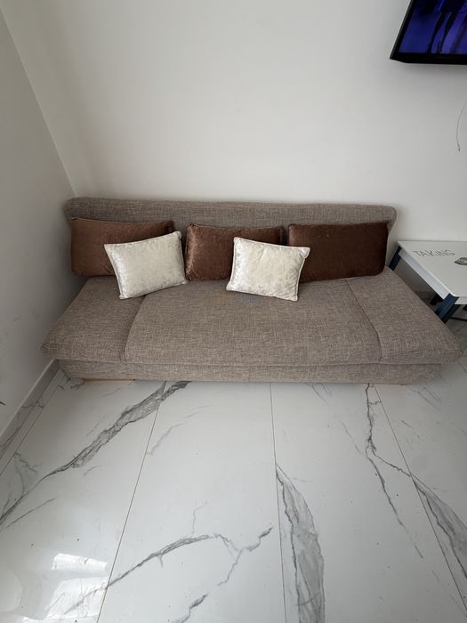 Vând canapea extensibilă în stare foarte bună folosită de câteva luni