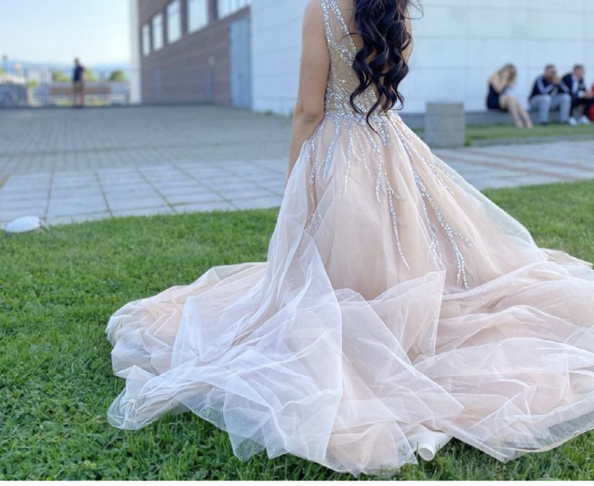 Семпла бална рокля бежова