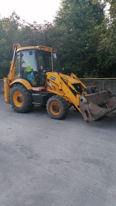 Executam deszapeziri Buldoexcavator JCB