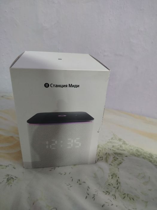 Серая Яндекс-станция с Алисой