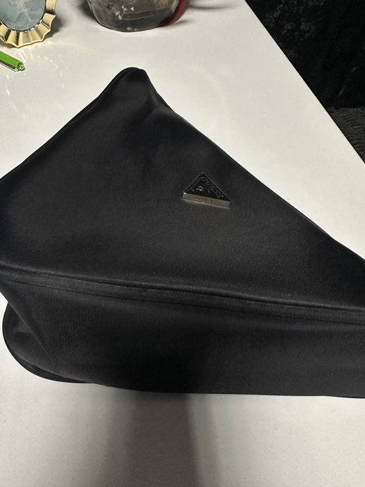 Несесер за грим на марката Guess