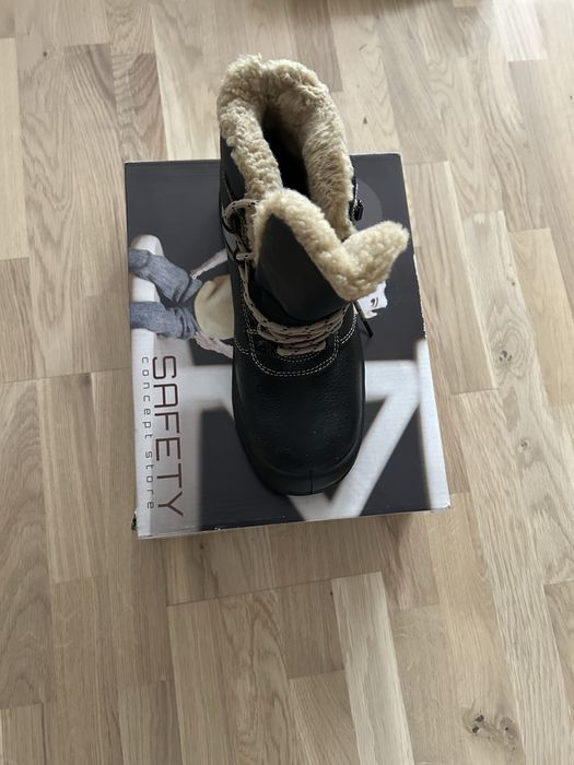 Vand pantofi de lucru