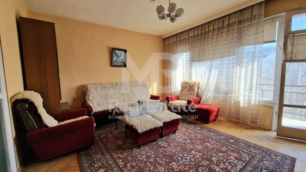 Тристаен с четири отделни помещения до Общината в Кючук Париж!