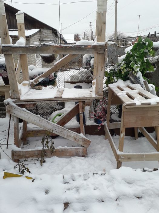 Строительные леса и стулья.