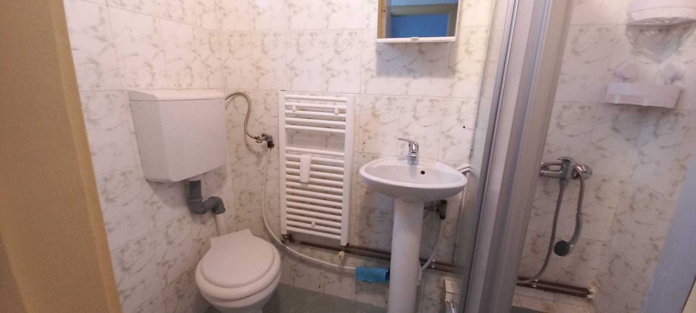 Închiriez garsonieră în zona UMF